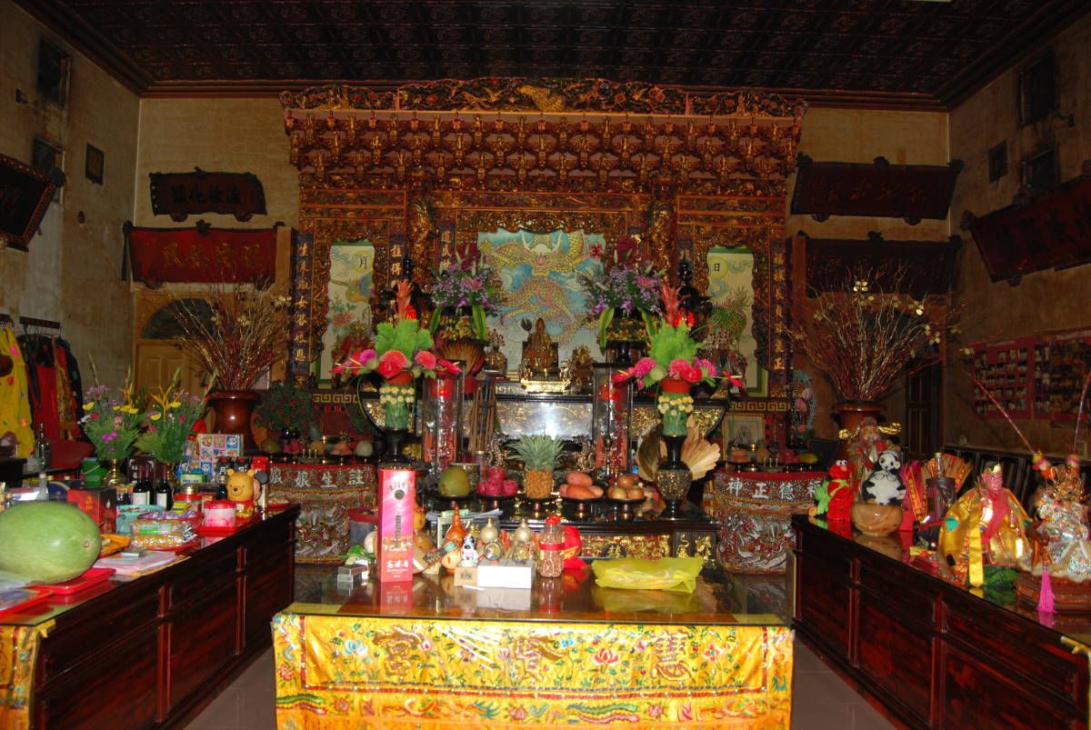 2011年慧賢宮正殿實景，木雕神龕前的花果供品與香爐