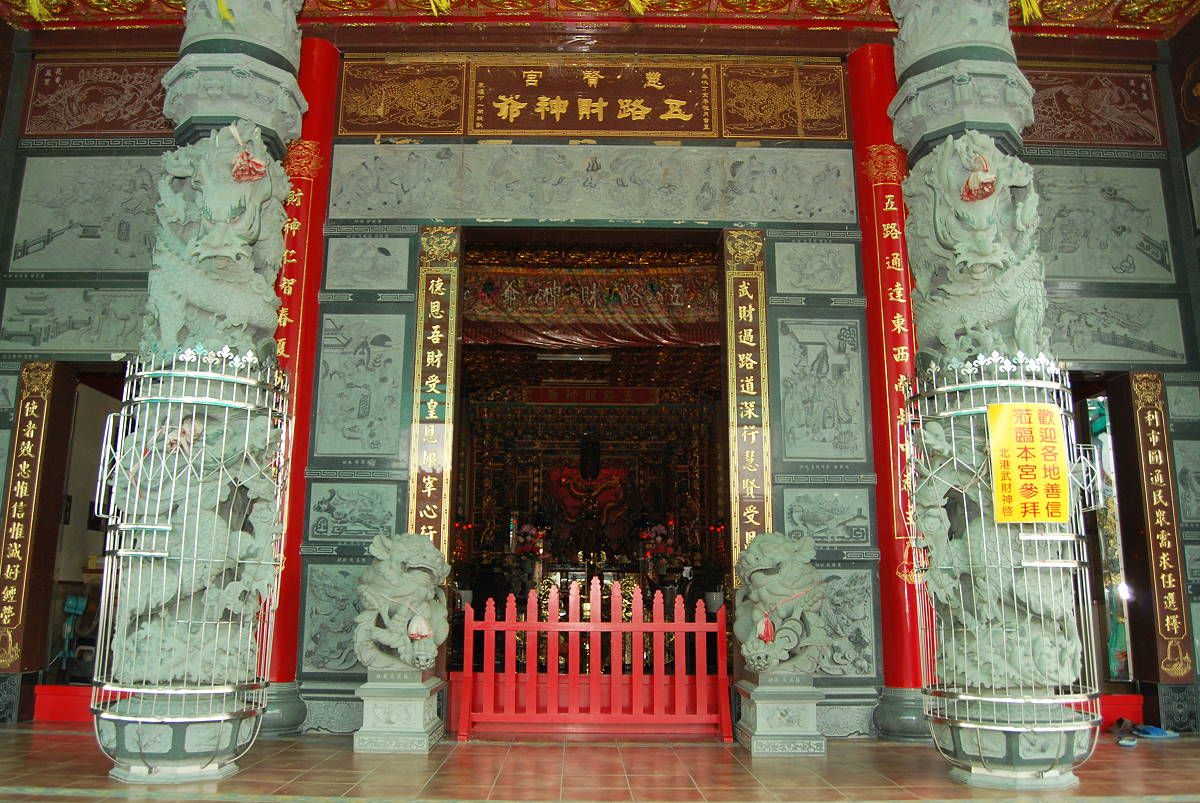 2011年慧賢宮五路財神殿實景，朱紅廟殿立面與石雕龍柱